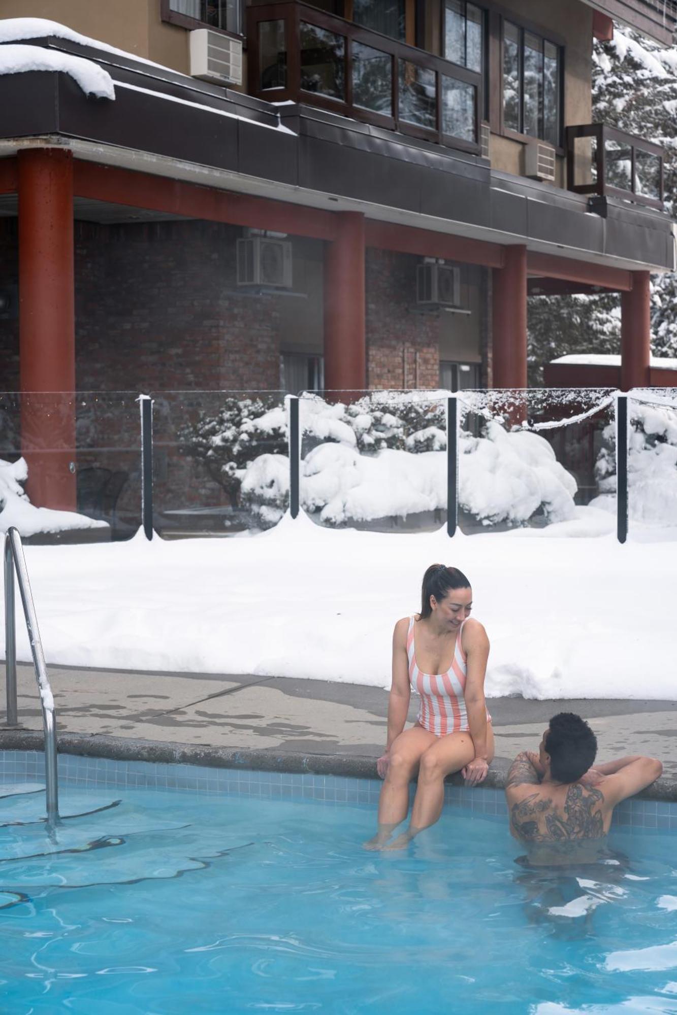 Whistler Village Inn & Suites Bagian luar foto