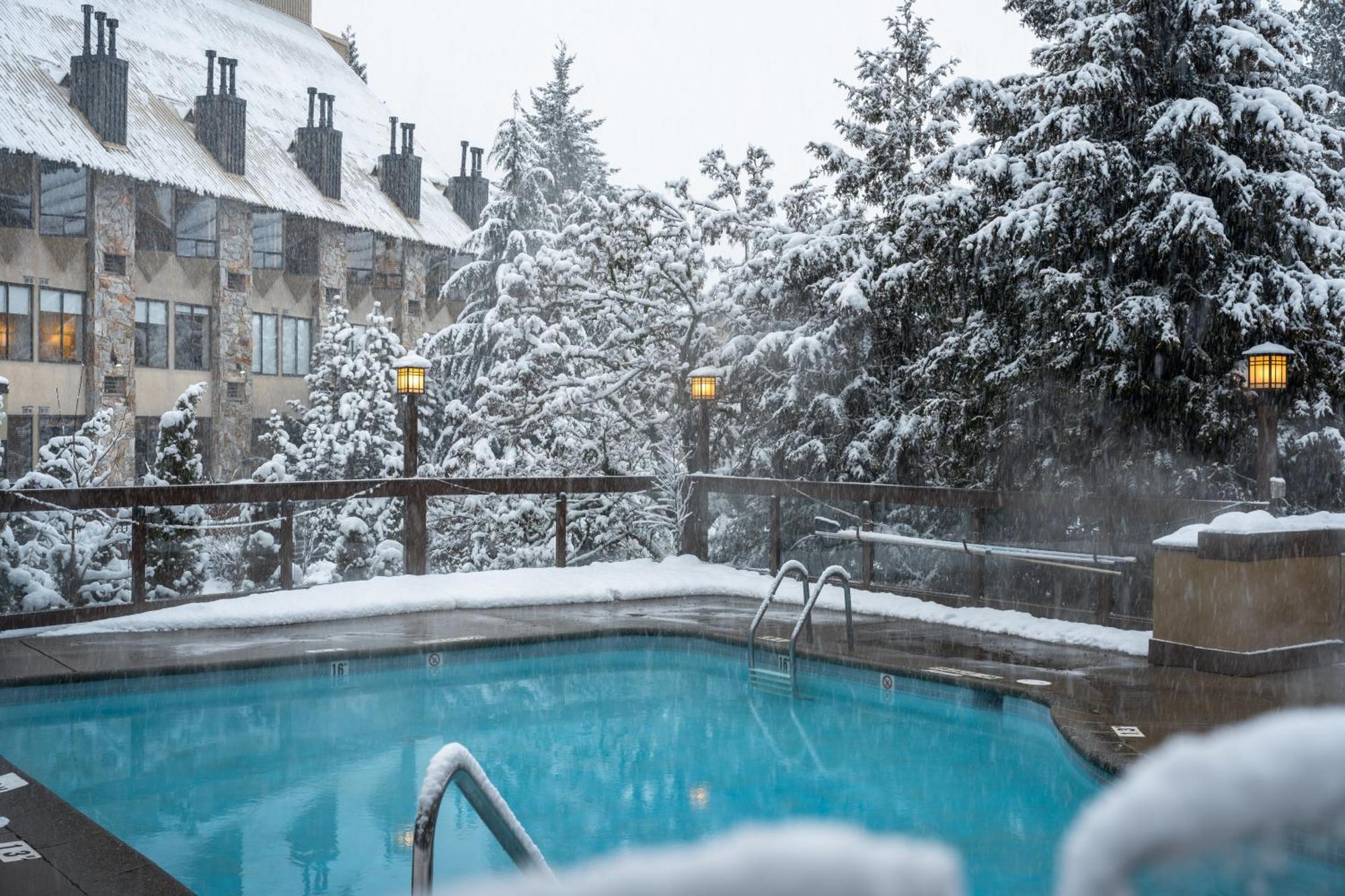 Whistler Village Inn & Suites Bagian luar foto