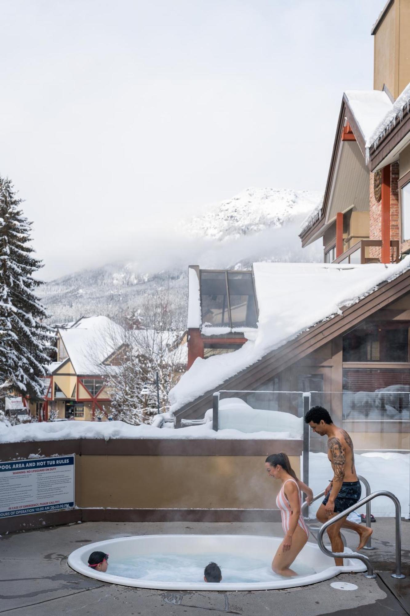 Whistler Village Inn & Suites Bagian luar foto